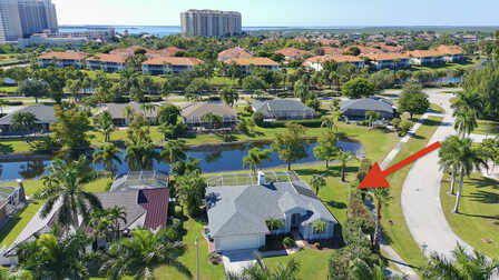 Luftaufnahme der Villa Amagalla in Cape Coral mit Garten, Palmen und direkter Lage an einem ruhigen See. - Traum Urlaub Florida 
