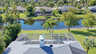 Luftaufnahme mit Blick über das Haus, den Screen-Bereich und den ruhigen See hinter dem Garten. - Traum-Urlaub-Florida