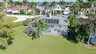 Luftaufnahme der Hausrückseite mit Screen-Pool, Palmen und großzügigem Garten in ruhiger Wohnlage. - Traum-Urlaub-Florida