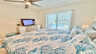 Schlafzimmer mit Kingsize-Bett, TV und direktem Blick auf Poolbereich durch große Schiebetür - Traum-Urlaub-Florida