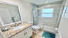Modernes Badezimmer mit bodengleicher Glasdusche, Granitwaschbecken und WC - Traum-Urlaub-Florida