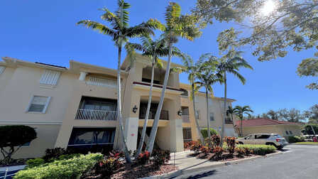 Außenansicht des Condos Sunset in der Anlage Porto Vista, umgeben von Palmen und gepflegten Grünflächen. - Traum Urlaub Florida 