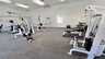 Heller Fitnessraum mit Kraftgeräten, Hanteln und Trainingsfläche - Traum-Urlaub-Florida