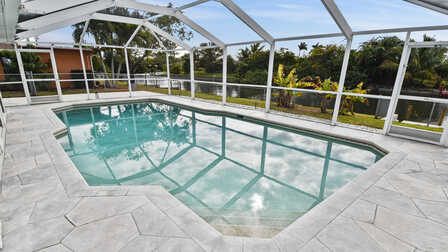 Geschützter Poolbereich mit Blick aufs Wasser – ideal für entspannte Badetage in privater Atmosphäre - Traum Urlaub Florida 