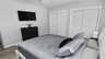 Helles Schlafzimmer mit Doppelbett, TV und großzügigem Kleiderschrank - Traum-Urlaub-Florida