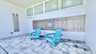 Überdachter Eingangsbereich mit gemütlichen Adirondack-Stühlen und modernem Design für entspannte Urlaubsmomente. - Traum-Urlaub-Florida