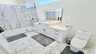 Modernes Badezimmer mit bodengleicher Regendusche, stilvollem Waschtisch und hochwertigem Marmordesign. - Traum-Urlaub-Florida