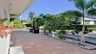 Überdachte Terrasse am Eingangsbereich der Ferienvilla in Fort Myers mit tropischen Pflanzen und gepflegtem Garten. - Traum-Urlaub-Florida