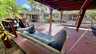 Großzügige Lounge-Terrasse mit Hängesofa, Schaukelstühlen und tropischem Gartenblick - Traum-Urlaub-Florida