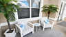 Ferienhaus Villa Almare in Cape Coral mit zwei Sesseln, Beistelltisch und Topfpalmen am Eingang - Traum-Urlaub-Florida