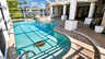 Überdachter Pool mit Harley-Davidson-Logo, erhöhtem Spa und gepflasterter Terrasse mit Säulen - Traum-Urlaub-Florida