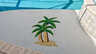 Palmenmosaik auf flacher Poolstufe neben gefliester Wand des erhöhten Spas - Traum-Urlaub-Florida