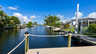 Kanal vom Holzsteg mit Seilgeländer, rechts überdachte Bootsliftanlage und Screen-Patios - Traum-Urlaub-Florida