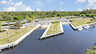 Zwei Beton-Bootsrampe im Kanal, seitlich Stege, Laternen und mehrspurige Straße - Traum-Urlaub-Florida