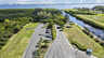 Parkplatz am Kanal mit kleiner Marina, umgeben von dichtem Wald und ferner Bucht - Traum-Urlaub-Florida