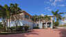 Zweistöckiges Haus mit Palmen, rosa Zufahrt und überdachtem Carport-Eingang - Traum-Urlaub-Florida