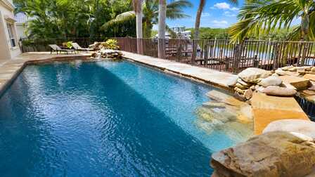 Blick auf Pool, Kanal und naturgeschützte Mangroven - Traum Urlaub Florida 