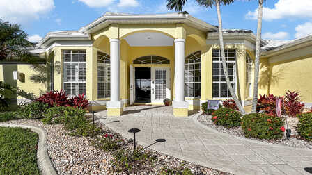 Der imposante Eingang lässt bereits den Luxus erahnen, der den Gast hier erwartet - Traum Urlaub Florida 