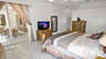 Hauptschlafzimmer mit übergrossem Doppelbett und Ausgang auf die Terrasse - Traum-Urlaub-Florida