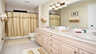 Das dritte Badezimmer hat ein Doppelwaschbecken und eine Dusch Wanne - Traum-Urlaub-Florida