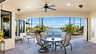 Überdachte Poolterrasse mit Esstisch, Sitzgruppe, Deckenventilator und Blick auf den Kanal mit Palmen - Traum-Urlaub-Florida