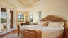 Das Elternschlafzimmer ist elegant eingerichtet und mit einem übergroßen Doppelbett ausgestattet - Traum-Urlaub-Florida