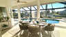 Moderne Stühle am Tisch unter der überdachten Terrasse - Traum-Urlaub-Florida