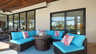 Die einladende Sitzecke auf der Terrasse ist der perfekte Rückzugsort für entspannte Stunden im Freien - Traum-Urlaub-Florida
