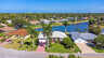 Luftaufnahme einer ruhigen Wohngegend mit Villen, Palmen und See in sonniger Lage nahe der Küste. - Traum-Urlaub-Florida