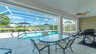 Schon beim Frühstücken koennen Sie den Blick auf den Pool, die Terrasse und den dahinter liegenden See genießen  - Traum-Urlaub-Florida