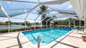Die Terrasse und der Pool sind von einem weissen Screen umgeben  - Traum-Urlaub-Florida